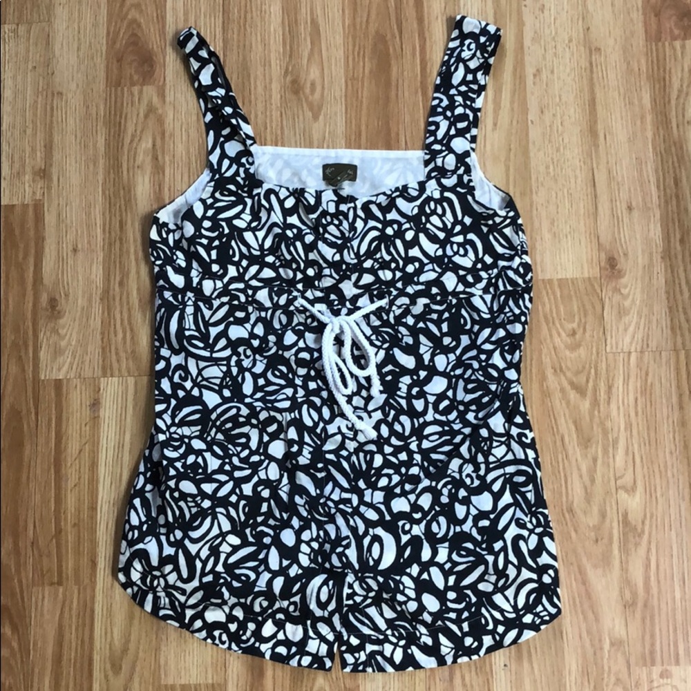 Adorable Black and White Swirled Top.